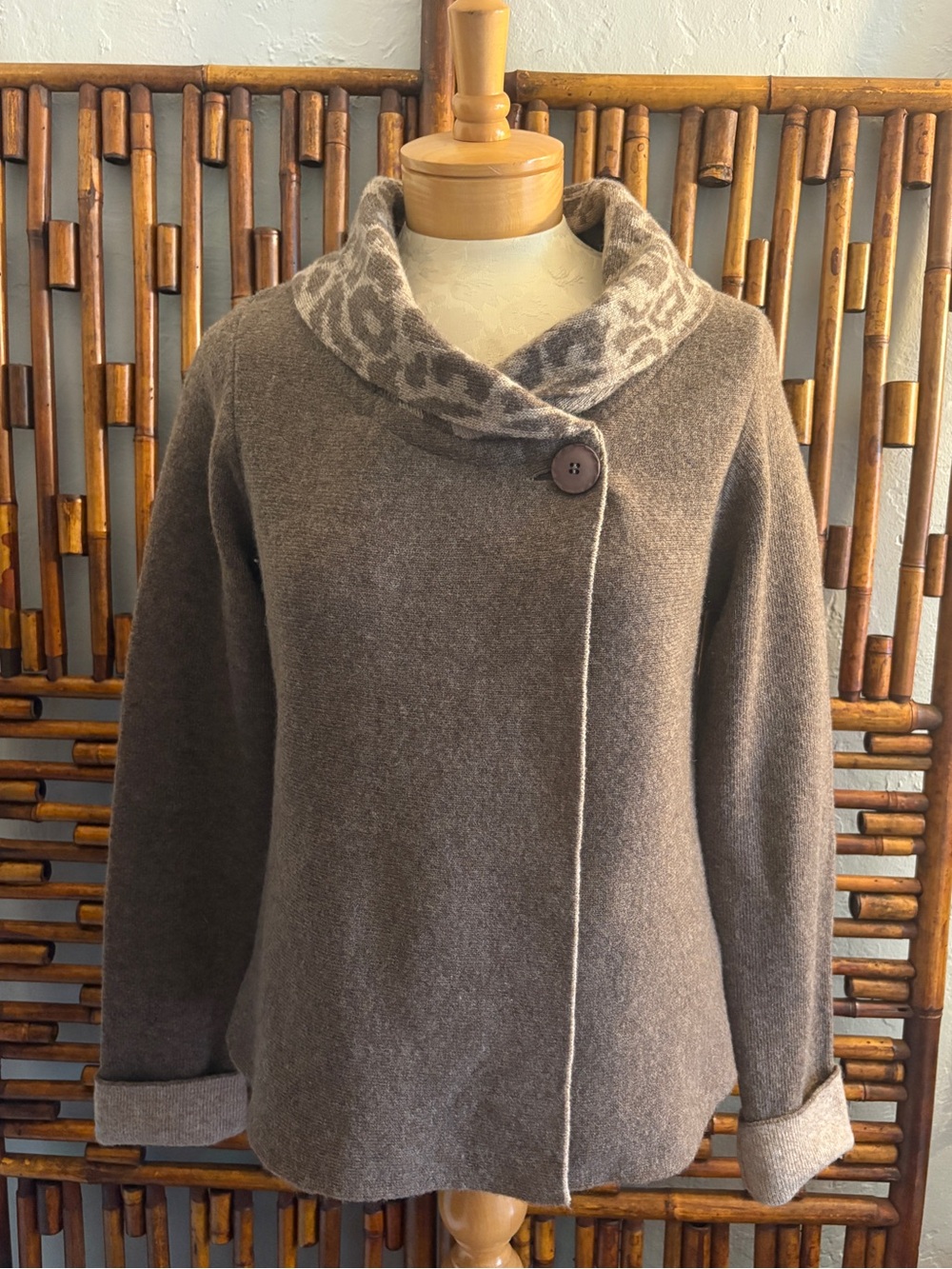 CHIARAMENTE WOOL BLEND  IVORY LONG SLEEVE LEOPARD PRINT COLLAR CARDIGAN SWEATER